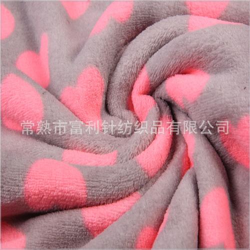 珊瑚绒毛毯是一种常用的常用的床上家纺用品,毛毯的表面具有丰富的